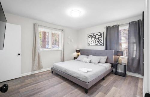 Perfect cute home in Garner with firepit & king bed - Foto 10