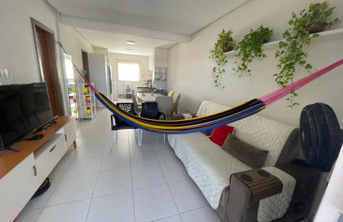 No Atalaia, Fort Poseidon rua do Atalho a 700 metros da praia do Atalaia, apartamento novo decorado, varanda, sala de estar e jantar, 02 suítes, 03 banheiros, lavanderia, cozinha, piscina, churrasqueira, salão de jogos, vista parcial das dunas e mar - Photo 11