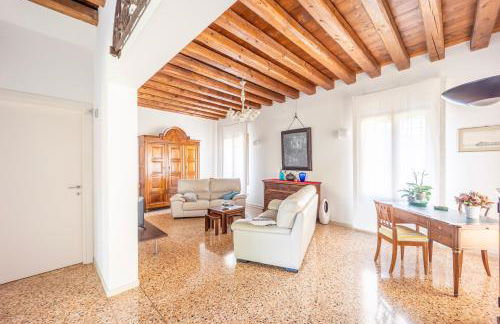 Beautiful Villa With Garden and Private Parking! - Foto 2