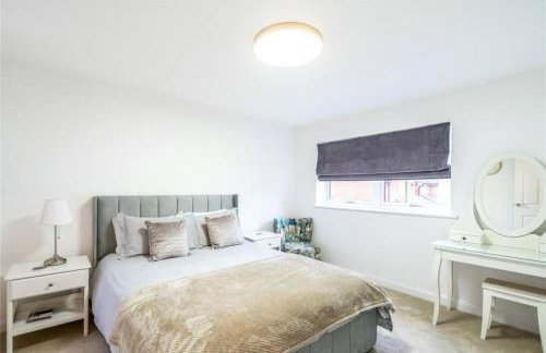 3-Bed Home Chichester with Parking, Ensuite & Garden - Foto 1