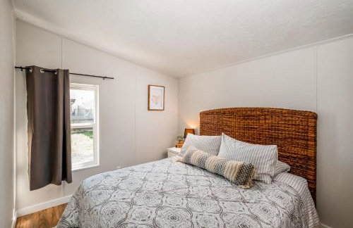 Renovated Bungalow Getaway - Foto 43