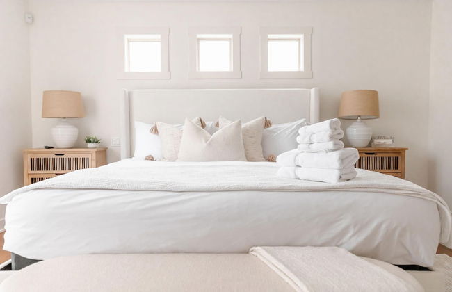 Private Luxury Oasis w Pool HT Parking - Photo 38