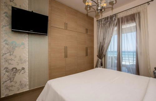 White Crystal Beachfront Apartment - Photo 11