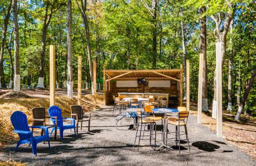 Walk to MIR Wooded Group Escape with Deck and Bar! - Foto 30