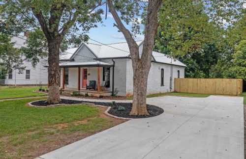 1920 Brick House-Hot Tub-Outdoor Brickoven Pizza-Pets-Breweries - Foto 20