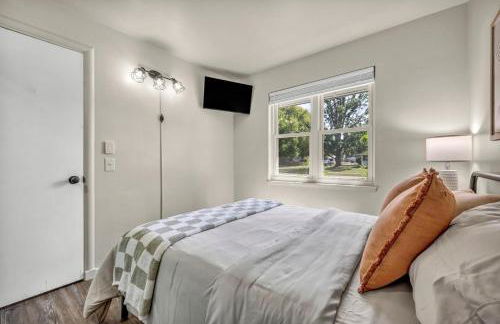 Fenced & Pet-Friendly! Modern 2BR Retreat! CLE-BW - Foto 22