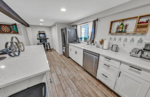 NEW! HUGE 5BR Mountain Views Game Room Hot Tub Lawn Games BBQ - Photo 49