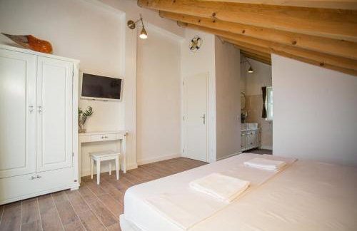 Captain's Attic - Photo 21