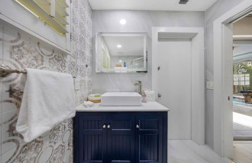 Tropical Villa Retreat with Private Pool & Peaceful Backyard - Stylish Escape in a Tranquil Residential Area - Foto 32