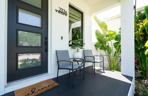 Chic & Spacious 4 Bedroom 3 Full Bathrooms Retreat in West Tampa and Pvt Backyard - Foto 17