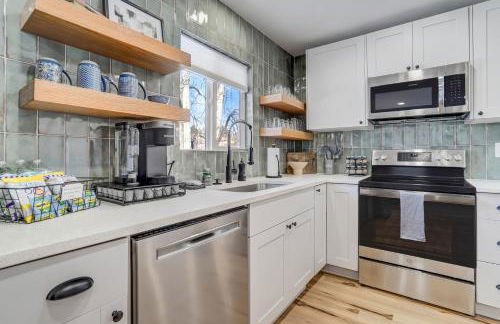 Secluded Westside Cottage - King Bed, Hot Tub, Views, Near Parks and Trails! - Foto 14