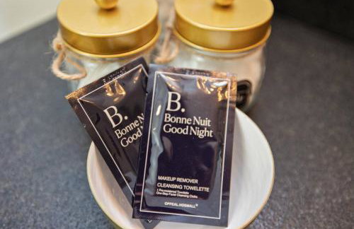 Downtown | Gorgeous | Pet Friendly! - Photo 56