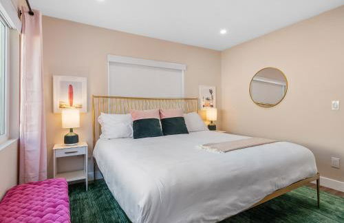 Classic Beach Bungalow - Parking, Private Patio & Pet Friendly! - Foto 8