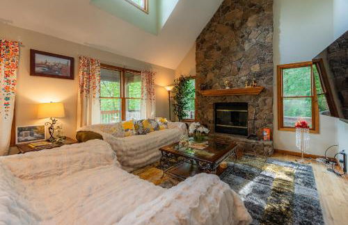 Leaf Peeper's - HUGE deck, pizza oven, Pac-man! - Photo 29