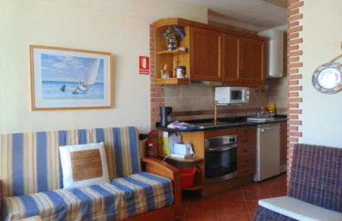 Small cozy flat, by the pool and by the sea - Foto 20