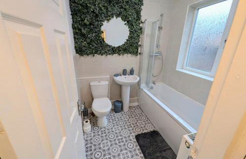 The Heritage Hideaway - King bed, Free parking, Walk to c-centre & Hospital - Foto 28