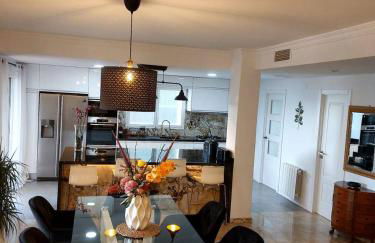 Luxury Villa with Pool & Garden - Foto 14