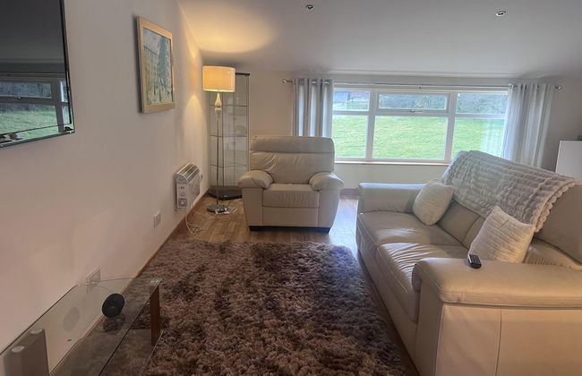 Captivating 2 Bed Apartment in Newhouse - Photo 4