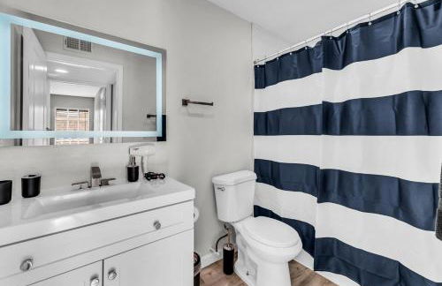 Relaxed 2BR Condo Close to Dining and Entertainment - Foto 1