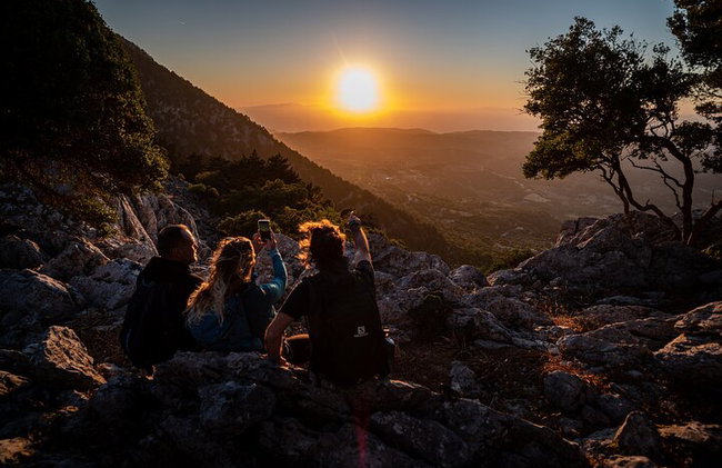 Caminata al atardecer Profitis Ilias Mountain - Foto 2
