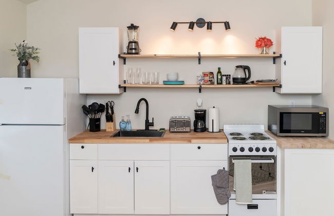 Cozy Studio Apt Close to the Gardens - King Bed - Foto 8