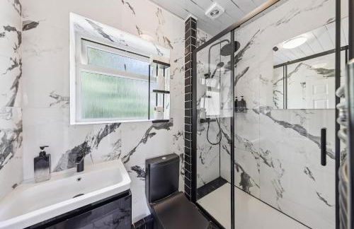 Modern and Comfortable Spacious 3 Bedroom House with Large Private Garden - Foto 12