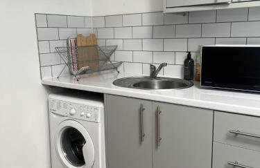 The Hive 2-Bed Apartment with Kitchen and Private Bathroom in Lively Monton Village - Sleeps 4 - Free WiFi - Parking Nearby - Foto 40
