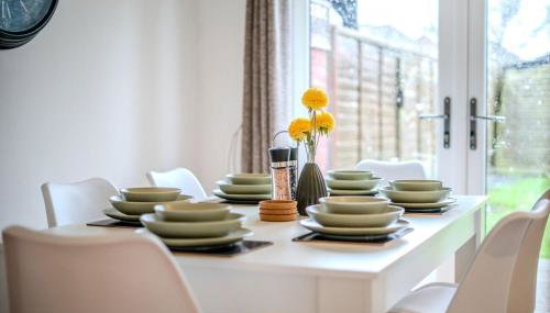 Fowler House 2 Bedroom ,Free WIFI, Parking, Crawley, Close to Gatwick Airport, Contractor friendly, business travellers - Foto 2