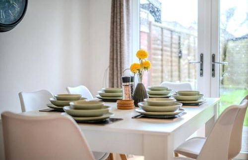 Fowler House 2 Bedroom ,Free WIFI, Parking, Crawley, Close to Gatwick Airport, Contractor friendly, business travellers - Foto 2