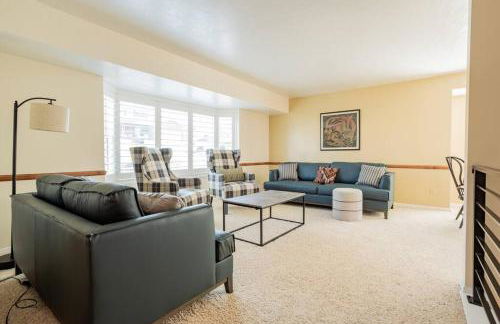 Spacious 6 BR Extended Stay - Photo 1