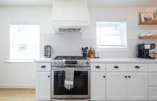 LUX ~Pet Friendly Richardson 3 bedroom 1 story Home~ - Foto 15