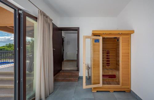 Villa Luna Tinjan, Pool and Wellness - Photo 13