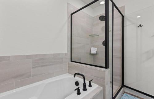 Adventure Base Camp Pet Friendly with Resort Living Pool, Arcade, Pickle-ball - Foto 22