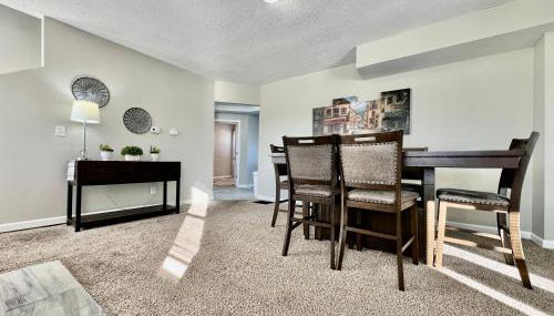 Charming 4BR Home in Liberty Township w Large Deck - Foto 3