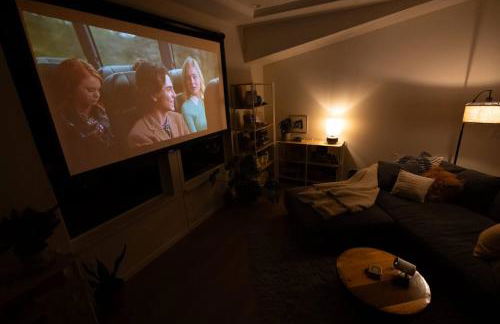 Saltwater Hot Tub, Forest Retreat, Minutes to Town - Foto 2