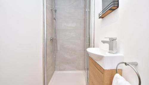 Chapel House by YourStays - Two bed cottage in Market Town of Sandbach, high end finish - Foto 5, towels, Shower