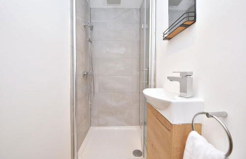 Chapel House by YourStays - Two bed cottage in Market Town of Sandbach, high end finish - Photo 5