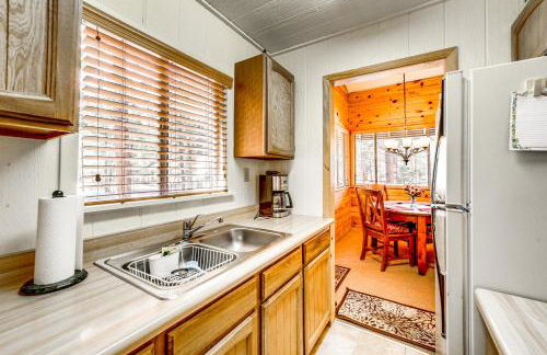 Hike and ATV Secluded Happy Jack Cabin with Deck - Foto 10