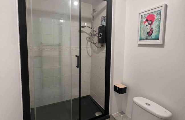 1-bed Apartment in Greater London Next to Station - Photo 10