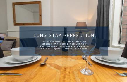 Free Parking, Huge 4 King Bedroom Townhouse, Fast WIFI, Fully Equipped Kitchen, 15 min drive to Nissan, 20 min to Newcastle Sunderland, Ideal for Long Term Contractor etc Stays, Regular Housekeeping Option - Dwellcome Home Ltd - See Our Site for Assurance - Foto 1
