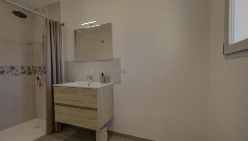 Villa de plain-pied au centre du village avec piscine privée - Foto 3