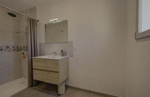 Villa de plain-pied au centre du village avec piscine privée - Foto 3