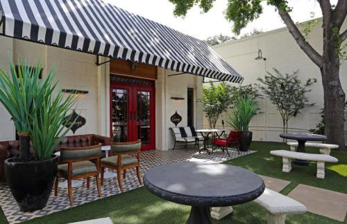 Chic 2BR Near Triangle With King Beds Fast Wifi - Photo 30