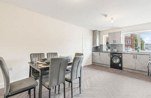 Modern 4-Bed, Parking, Pool Table, Sleeps 11 - Foto 15