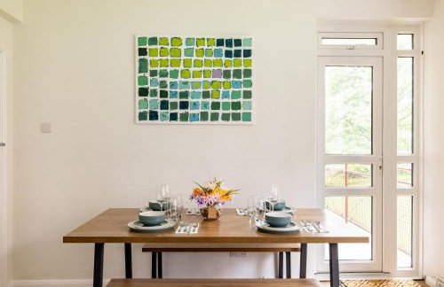 PenthouseStays Wimbledon - Chic 2 Bedroom King Bed Apartment with Balcony - 2 mins from Wimbledon Tennis Club and Museum - AELTC - Foto 5