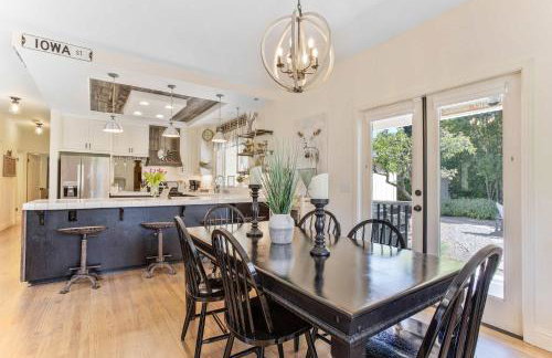 Charming 4BR Wine Country Getaway with Spa & Firepit - Foto 4