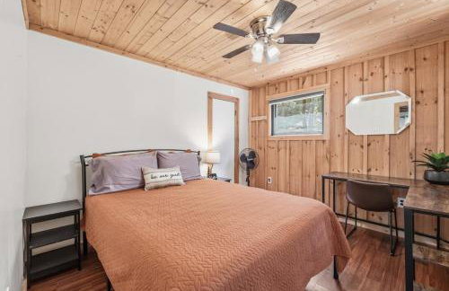 Sitting Bear Cottage with Hot Tub - Photo 10