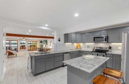 Lakefront Retreat Sleeps 15 Starlink Internet - Foto 21