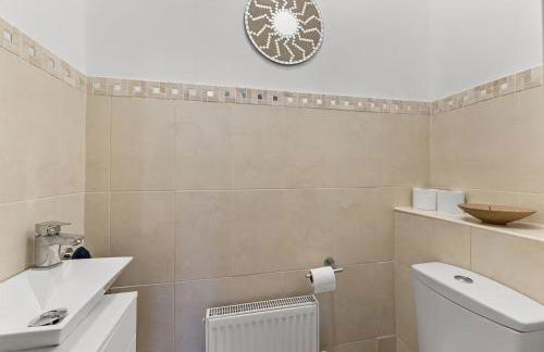 Perfect Booking 4 Bed Home in Cheltenham - Photo 29