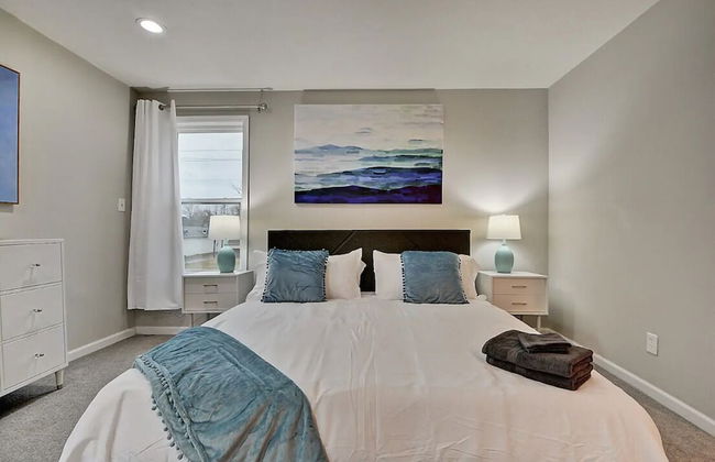 Spacious 6BR/3BA House w/ Parking! Sleeps 20! - Foto 27